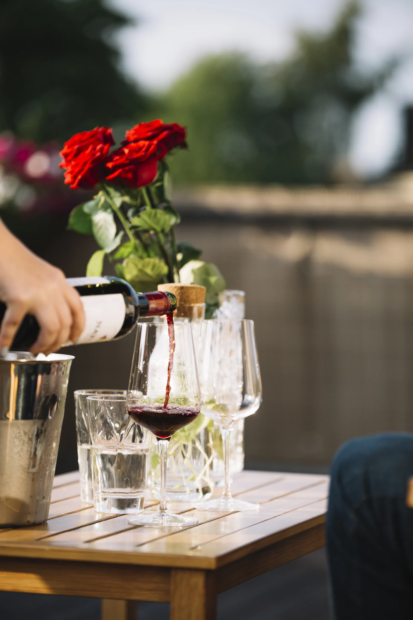 Gastronomie bei Gast und Rast, ein Wein wird eingeschenkt