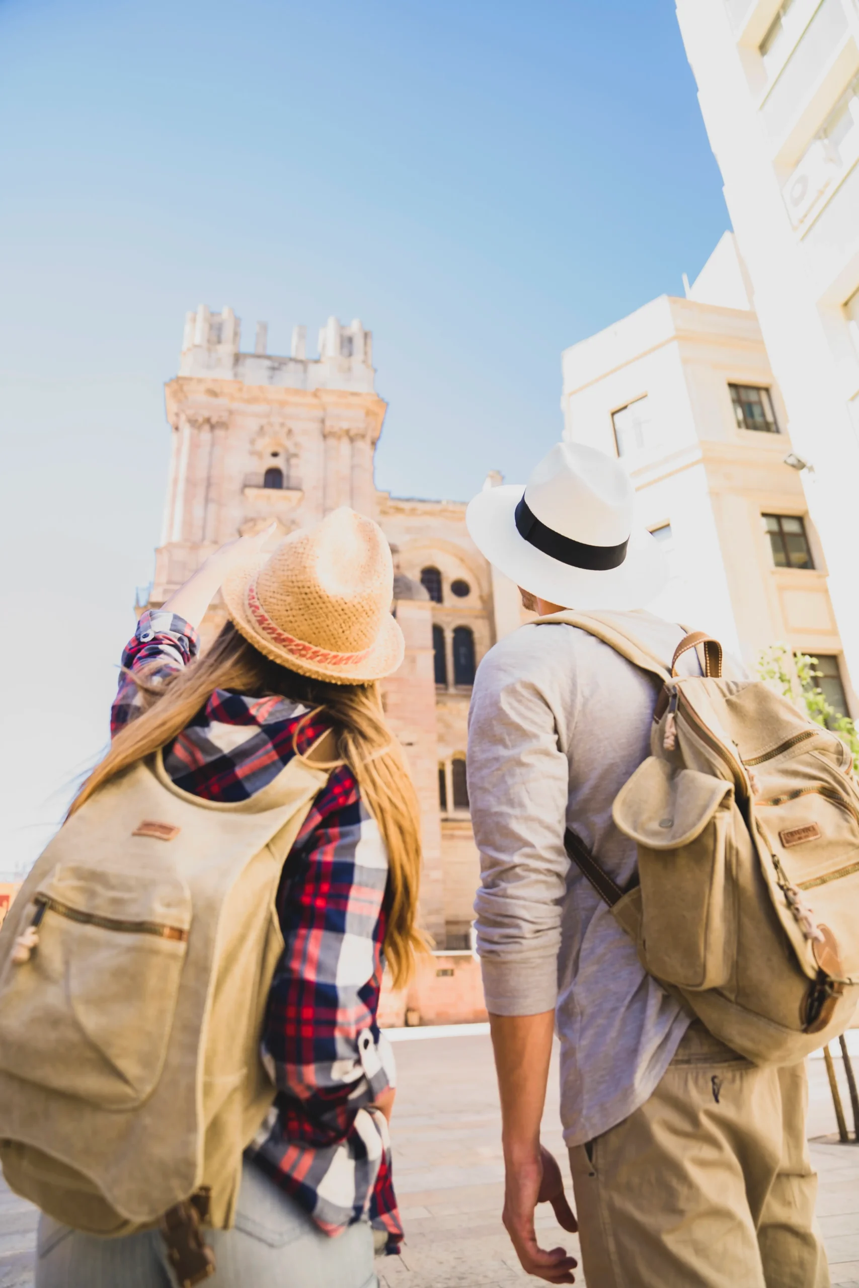 Tourismus bei Gast und Rast, zwei Touristen besuchen eine Stadt