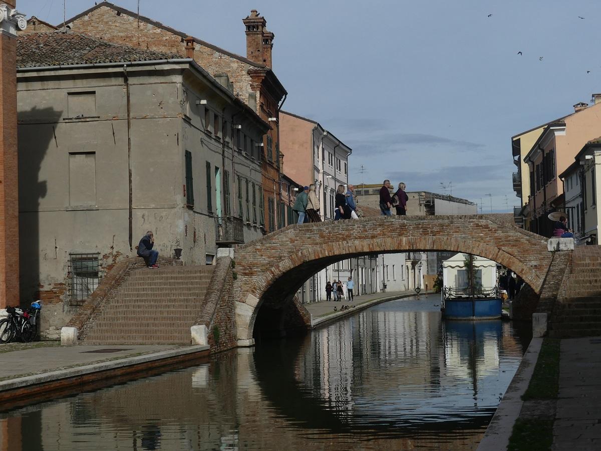 ComachioFluss mit Brücke