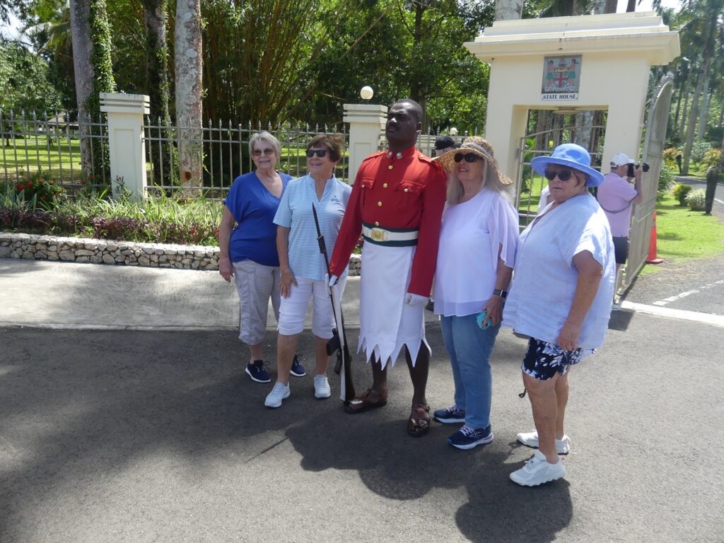 Der Wickelrock Sulu wird auch von den Wachen am Präsidentenpalast in Suva getragen