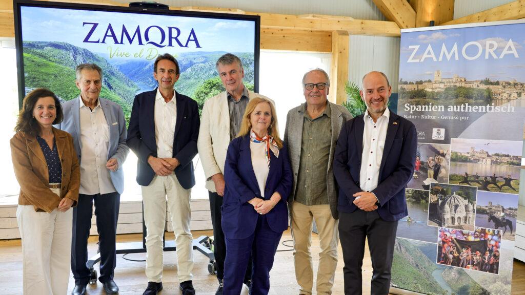 v.l.n.r.: Claudia Miguel/ Direktorin des portugiesischen Fremdenverkehrsamtes, Rainer Schilling/ Visit Zamora, Alvaro Blanco Volmer / Direktor des spanischen Fremdenverkehrsamtes, Prof. Dr. Rulf Treidel /Management im Tourismus FH des Mittelstandes, Bielefeld, Sandra Lorenz /PR & Media Relations Manager Dach/ Visit Portugal, Christoph Strieder/ Stadtrat für Tourismus und Stadtentwicklung Zamora, Alberto Bosque/ Tourism Board Castilla | Foto: Frank Pfuhl)