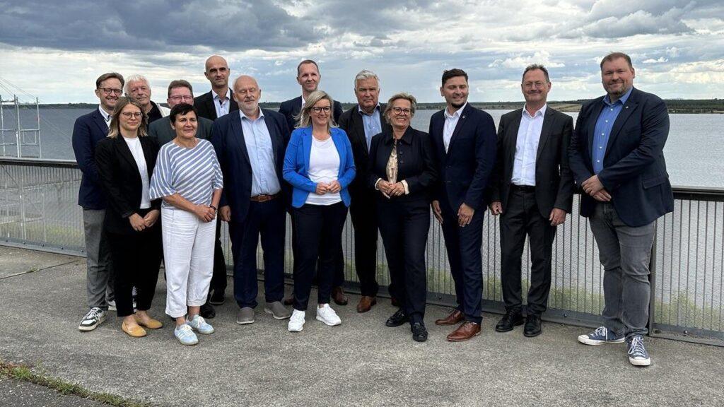 u.a.: Martina Klement, Wirtschafts- und Tourismusministerin Brandenburg, Barbara Klepsch, Tourismusministerin Sachsen, André Lehnick, Bürgemeister Großräschen,  Dr. Klaus Freytag, Ministerpräsident Brandenburg, Martin Wolf, Stellvertreter des Vorsitzenden des Zweckverbandes Lausitzer Seenland Brandenburg, Kathrin Winkler, Geschäftsführerin des Tourismusverbandes Lausitzer Seenland | Foto: Stephan Trutschler